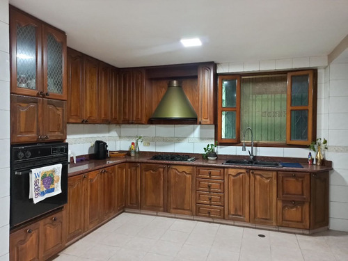 Se Vende Amplia, Acogedora Y Moderna Casa En Colinas De Santa Mónica. (r.o)