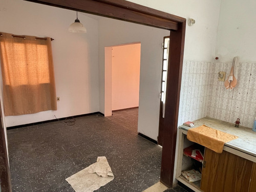 Imagen 3 de 10 de Chalet Con Apartamento Integrado Y Dos Galpones