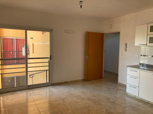 Imagen 3 de 8 de Departamento En Venta. Moron Sur. 2 Ambientes. Ideal Inversión!