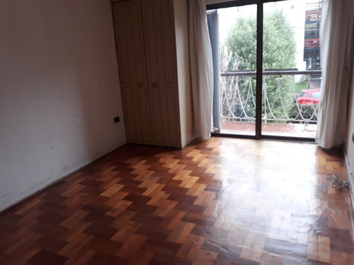 Casa De Excelente Construcción Y Ubicación, Amplia Y Soleada