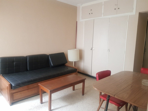 Departamento De 2 Amb A La Calle Con Balcon En Venta -
