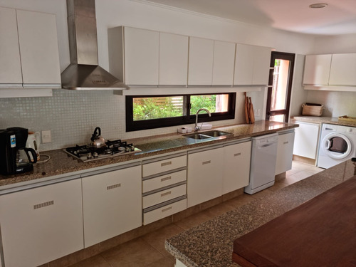 Casa En Venta De 2 Dormitorios C/ Cochera En Pinares
