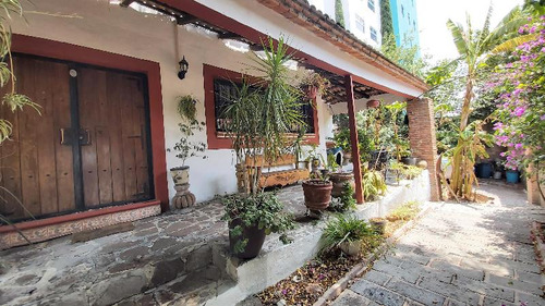 Casa Amplia Tipo Colonial En Venta En Quintas Del Marqués, Zona Céntrica Y Tranquila