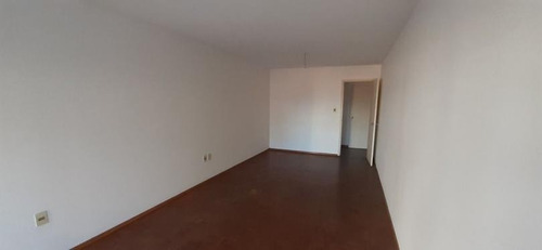 Apartamento Sobre Avenida, Ambientes Amplios