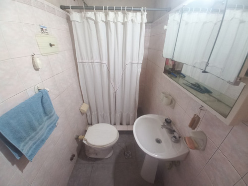 Casa 3 Ambientes Con Garaje Y Parque, A Reciclar Parcialmente, En Barrio Santa Monica