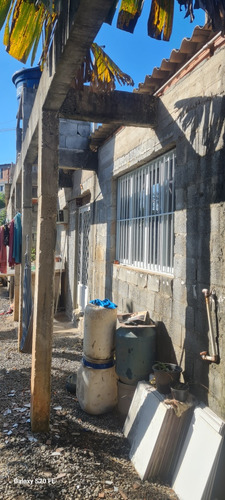 Casa Com 3 Quartos , Sala , Cozinha E Estrutura.