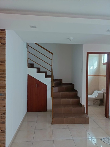 Bonita Casa De Doble Planta Dentro De Un Conjunto Residencia
