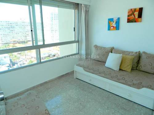 Apartamento En Peninsula - Punta Del Este- Ref: 1209