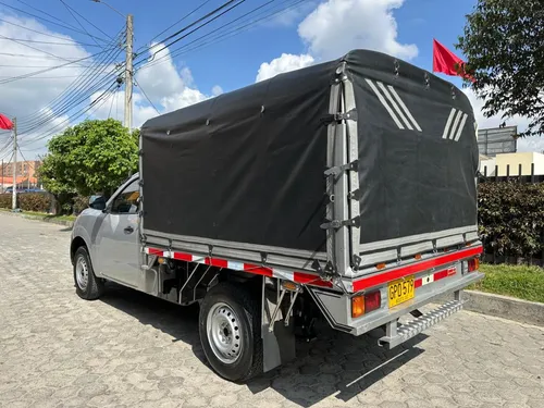 Nissan Np300 Frontier 2.5 Mt 4x2 Estaca
