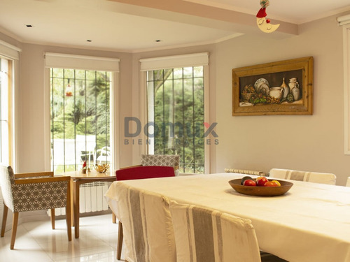Destacada Propiedad En Barrio Melipal 250m2