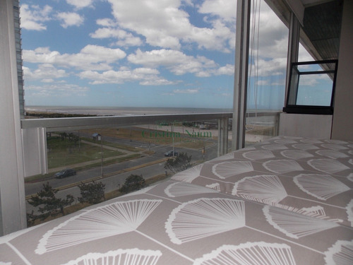 Amplio Apartamento En Muy Buena Torre Frente Al Mar. Totalmente Reciclado- Ref: 16270