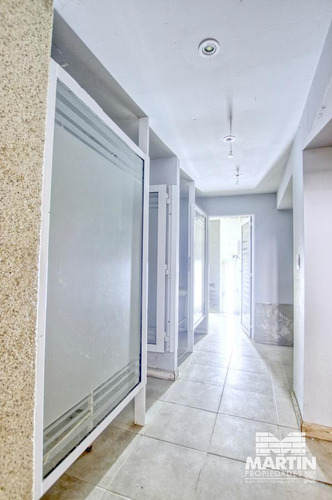 Local De 170 M2 Cubiertos, 2 Baños, 2 Subsuelos Y Jardín, A Metros De Alvear.
