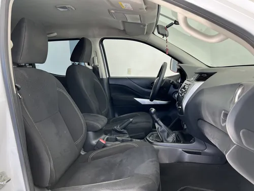 Nissan NP300 2.4 Doble Cabina Se Aa Pack Seg Mt