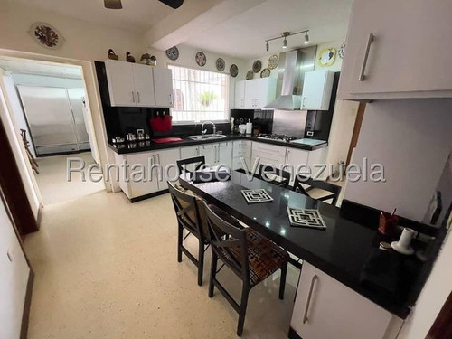Agp Casa Con Cocina Moderna, Excelente Área De Reuniones, En Venta Ubicada En Calle Cerrada, En Alta Florida 25-11358 Ys