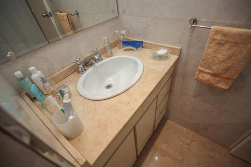 Semipiso De 3 Ambientes Con Dependencia De Servicio Y Espacio Fijo Cubierto - Caballito