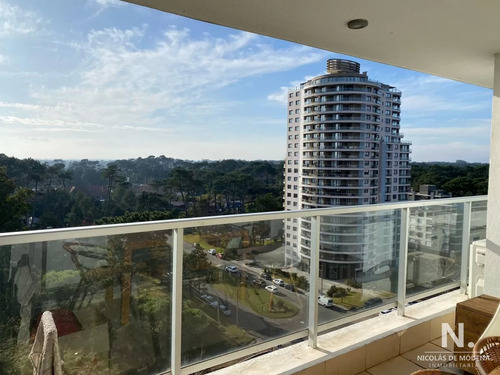 Vende Apartamento De 2 Dormitorios Con Buenos Servicios Y Bajas Expensas. En Punta Del Este 