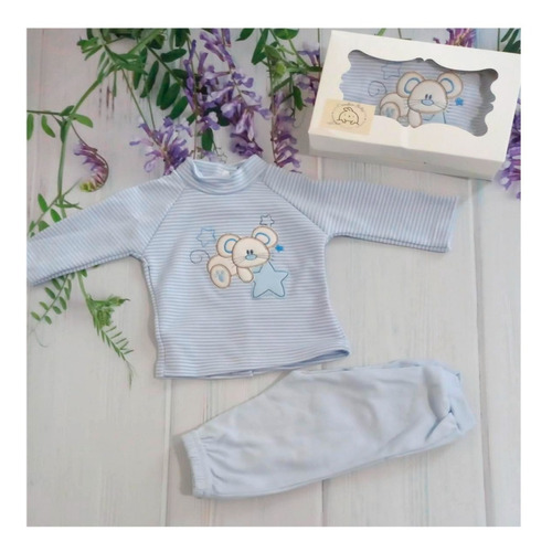 Imagen 2 de 5 de Ajuar Caja Pijama Camiseta Bordada Rayada + Pantalon Sin Pie