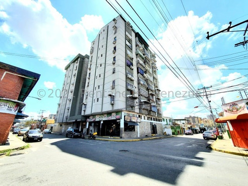 Rent-a-house Vende Amplio Apartamento De 145 Mts2, Ubicado En Av. Los Cedros-maracay. 23-16987 Cm