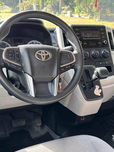 Toyota Hiace 2.8 Tdi Furgón 6at L2h2 3a 5p