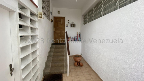 Casa En Venta Prados Del Este. 862 Mtrs2. Diseño Arquitecto Thomás Sanabria
