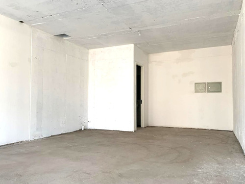A Estrenar, Local Nuevo: Útil 44m2, Terraza 29 M2. Metro.