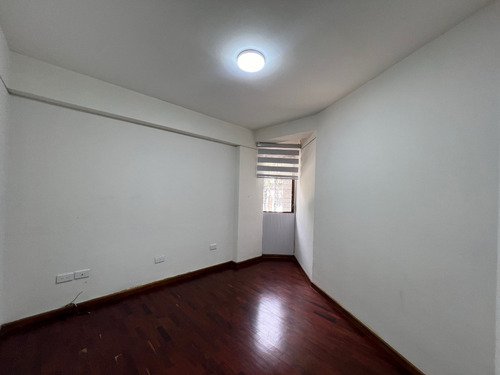 Se Vende Apto. Amoblado Con Pozo En La Urb. Los Palos Grandes, Municipio Chacao.
