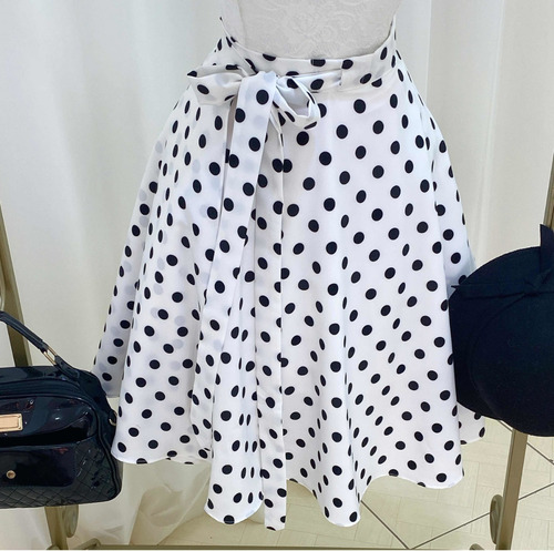Imagem 2 de 9 de Saia Rodada Midi Modelo Envelope Branca Com Bolinha Preta