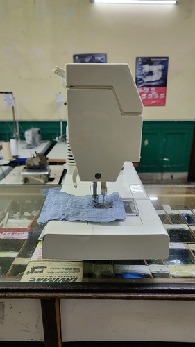 Máquina De Coser Singer 2818 C C/garantía Zig Zag Ojales Blanco (Usado)