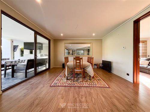 Casa En Venta De 5 Dorm. En Colina
