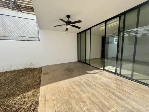 Residencia En Venta De 4 Recámaras En Privada Amanthea.
