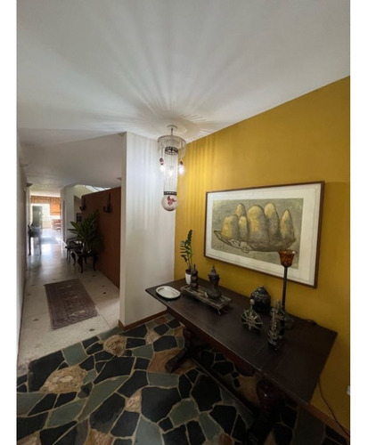 Se Vende Casa 300m2 5h+s/4b+2v+s/3p Lomas Del Club Hipico 8052