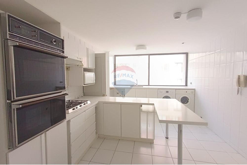 Amplios Espacios Para Remodelar !!!