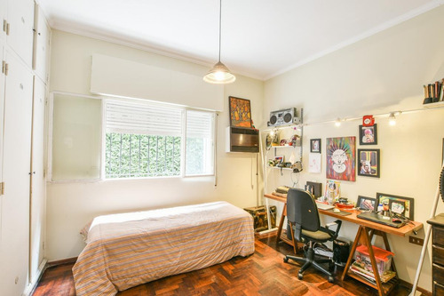 Casa De Pasillo En Venta De 4 Dormitorios Con Parrillero Y Cochera Centro