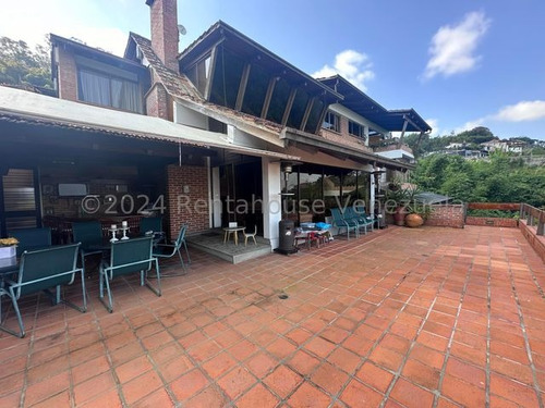 Casa En Venta En Alto Hatillo. Calle Cerrada Con Vigilancia. Negociable