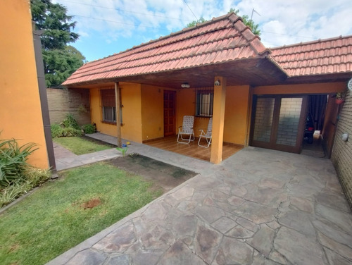 Venta - 2 Chalets + Local  Sobre Lote De 10 X 62 - Monte Grande - Apto Credito