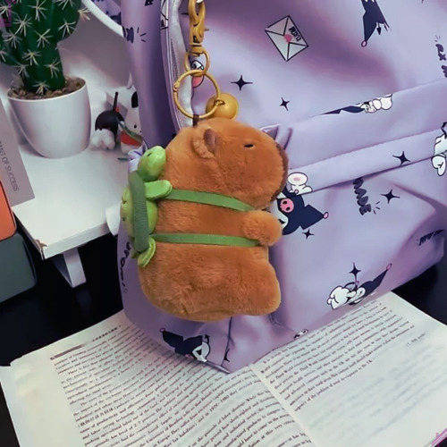 Chaveiro Pelúcia Capivara Filó Com Mochilinha De Tartaruga Cor Marrom