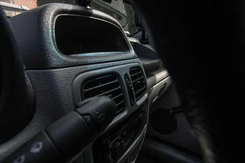 Imagem 13 de 15 de Renault Clio Authentique Hi-flex 1.0 16v 3p