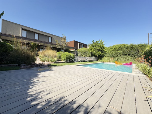 Piscina Temperada / Condominio Cerrado / Paneles Solares