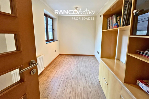 Casa En Venta En Los Arrayanes, Isla Teja Sur, 3 Niveles