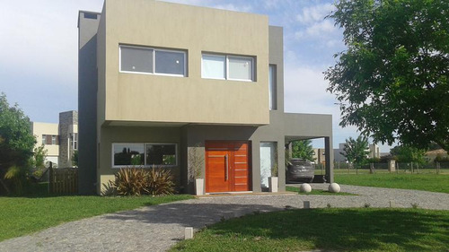 Casa De Estilo Moderno De Cuatro Ambientes En Barrancas De Iraola