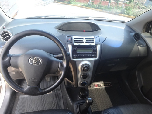 Imagen 9 de 14 de Toyota Yaris Sincronico