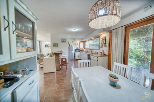 Venta De Casa 4 Amb Con 2 Baños, Parque, Parrilla Y Cochera