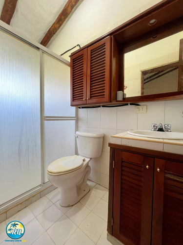 Res. Los Cayos- Cayo Mero, Amplio Apartamento Segundo Piso