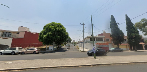 Casa De Dos Niveles Con Amplio Estacionamiento Frontal. Ce Encuentra Dentro De Una Privada Con Acceso Controlado Las 24hrs. Se Encuentra Muy Bien Ubicada Cerca De Calzada De Las Bombas Y Avenida C