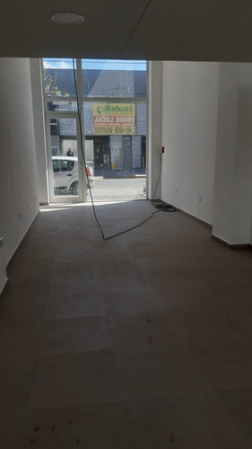 Imagen 3 de 10 de Venta Local A Estrenar Macrocentro Con Cochera Y Patio
