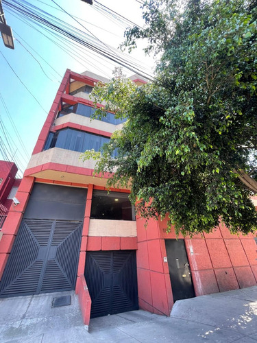 Oficina Amplia, Con Excelente Ubicación Se Aceptan Créditos