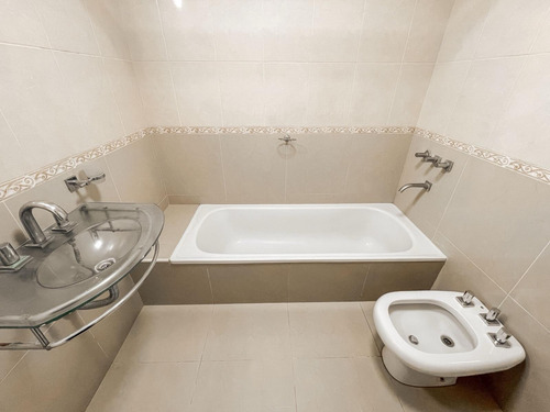 Casa En Venta - 4 Dormitorios 3 Baños - Cochera - 302,40mts2 - Mar Del Plata