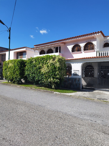 Casa Remodelada Y Actualizada En Los Castores 