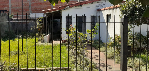 Casa En La Mejor Zona. Barrio Portugueses. 3 Amb En Esquina, Con Garage Cubierto Y Gran Parque