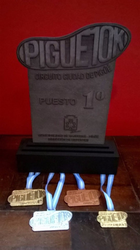 Imagen 2 de 4 de Trofeos Placa Fibro Con Relieve + Base De Madera 30 Cm Alto